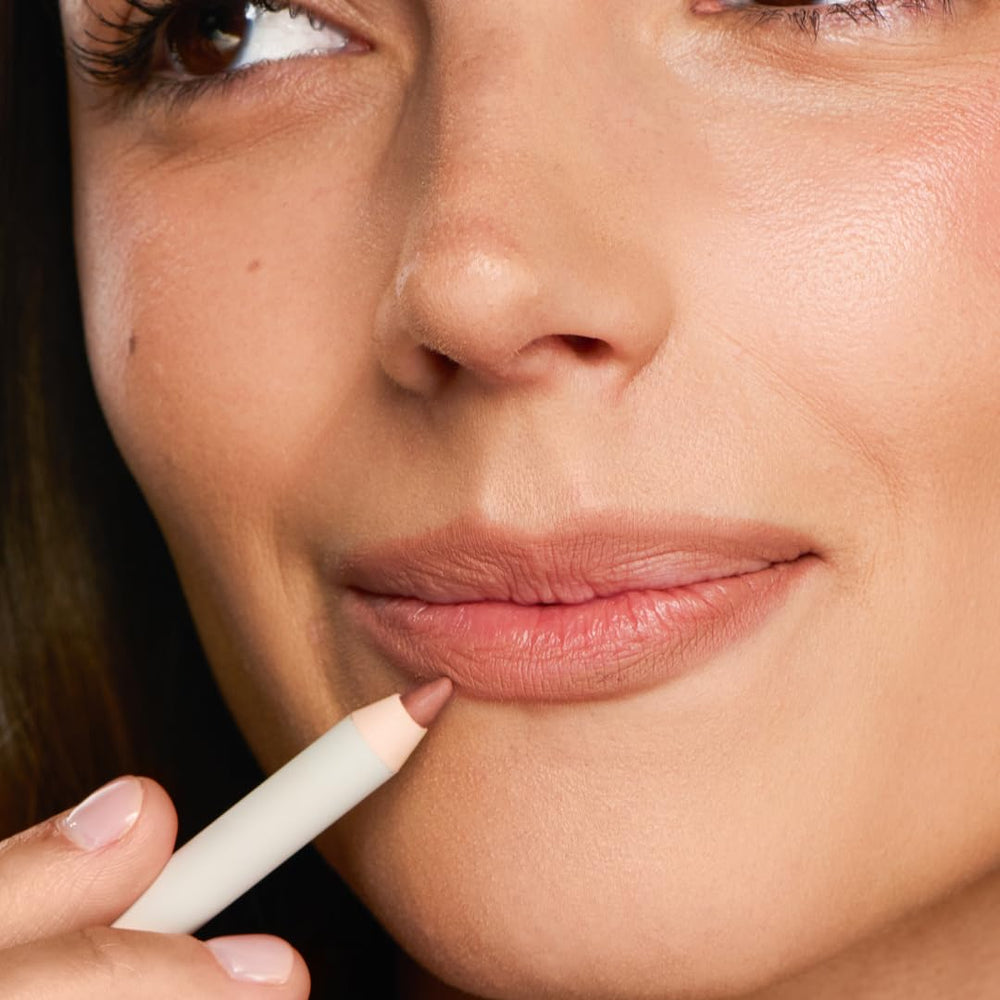 Ravie Beauty lip liner Honey blending swatch for seamless color transition.