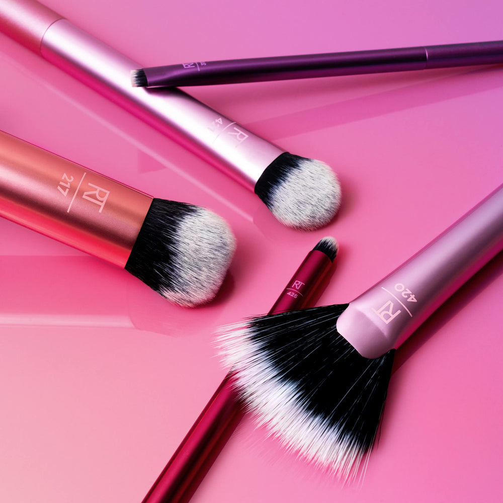 Real Techniques 425 lip brush for applying and blending cream lip colors