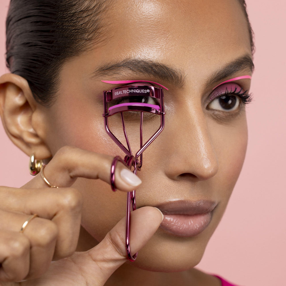 Real Techniques Conceal Coverage Brush close-up for flawless concealing.