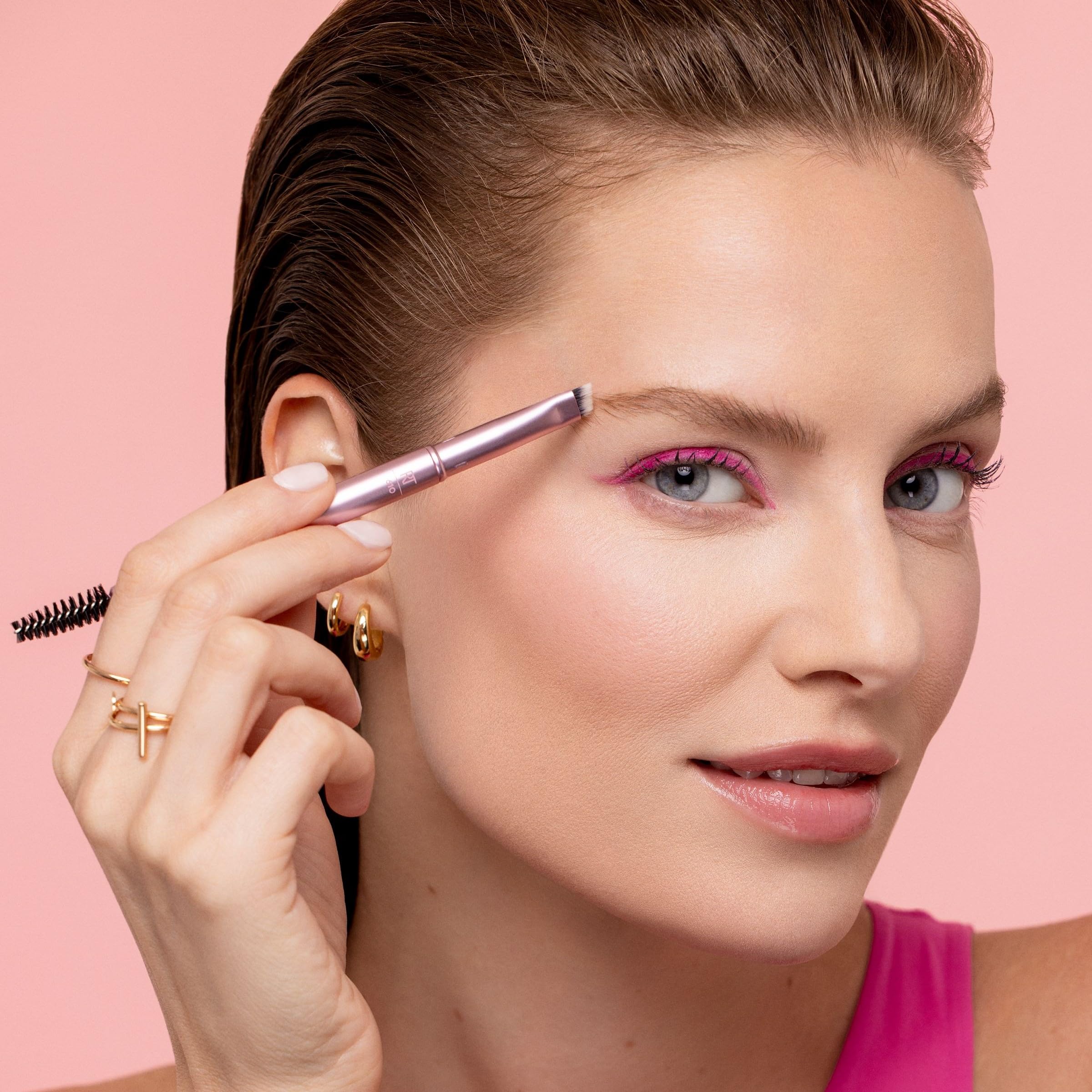 Real Techniques Crease Eraser Brush close-up for smooth blending.