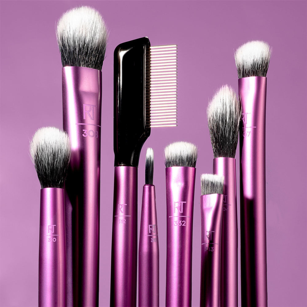 Real Techniques 308 Medium Shadow Brush blends pigment on lids.