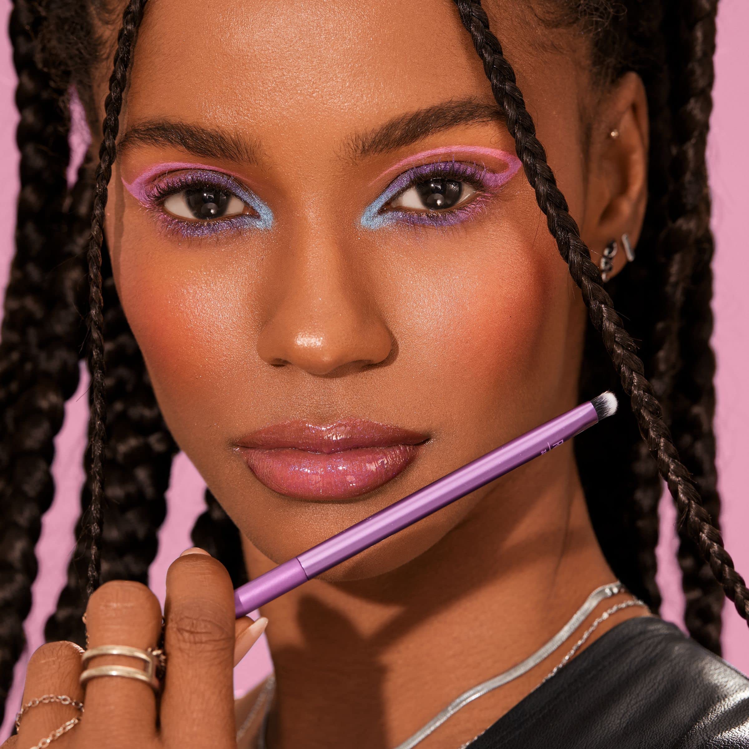 Real Techniques 332 Smudge Brush softens edges for smoky or clean looks.