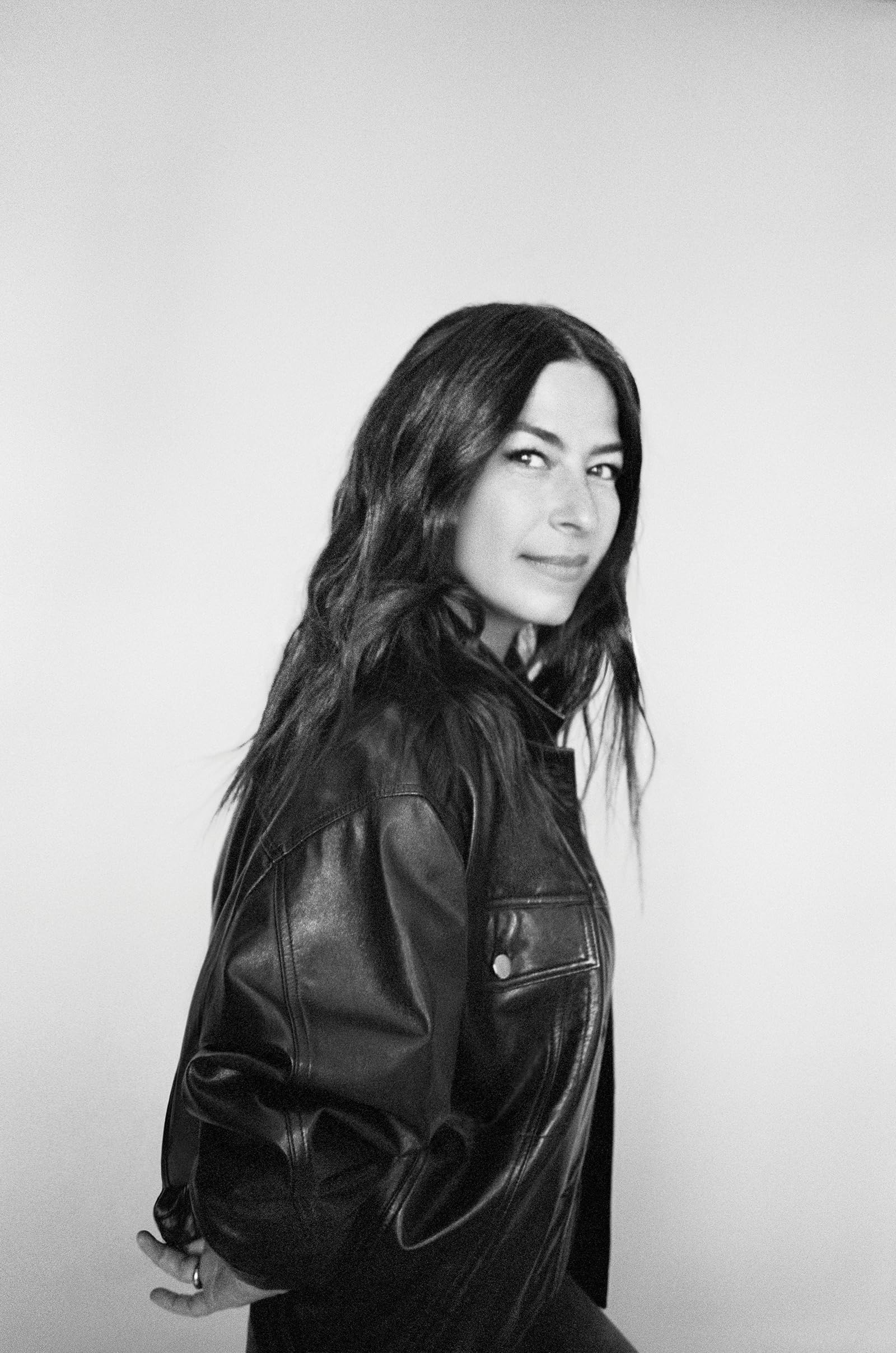Rebecca Minkoff body spray mist dispersion shows even, soft spray.