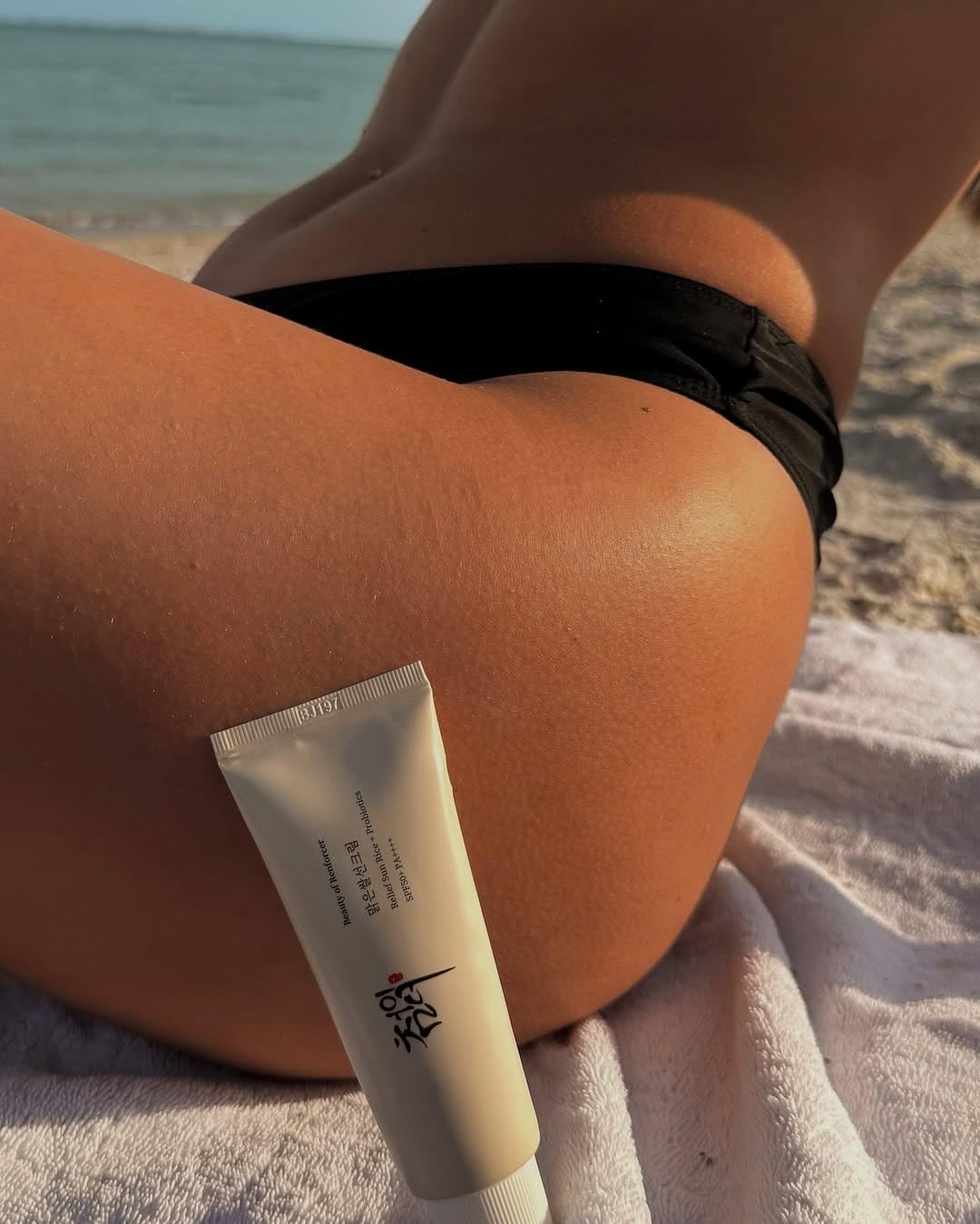 Renforcer Relief Sun daily protection scene emphasizes hydration and comfort.