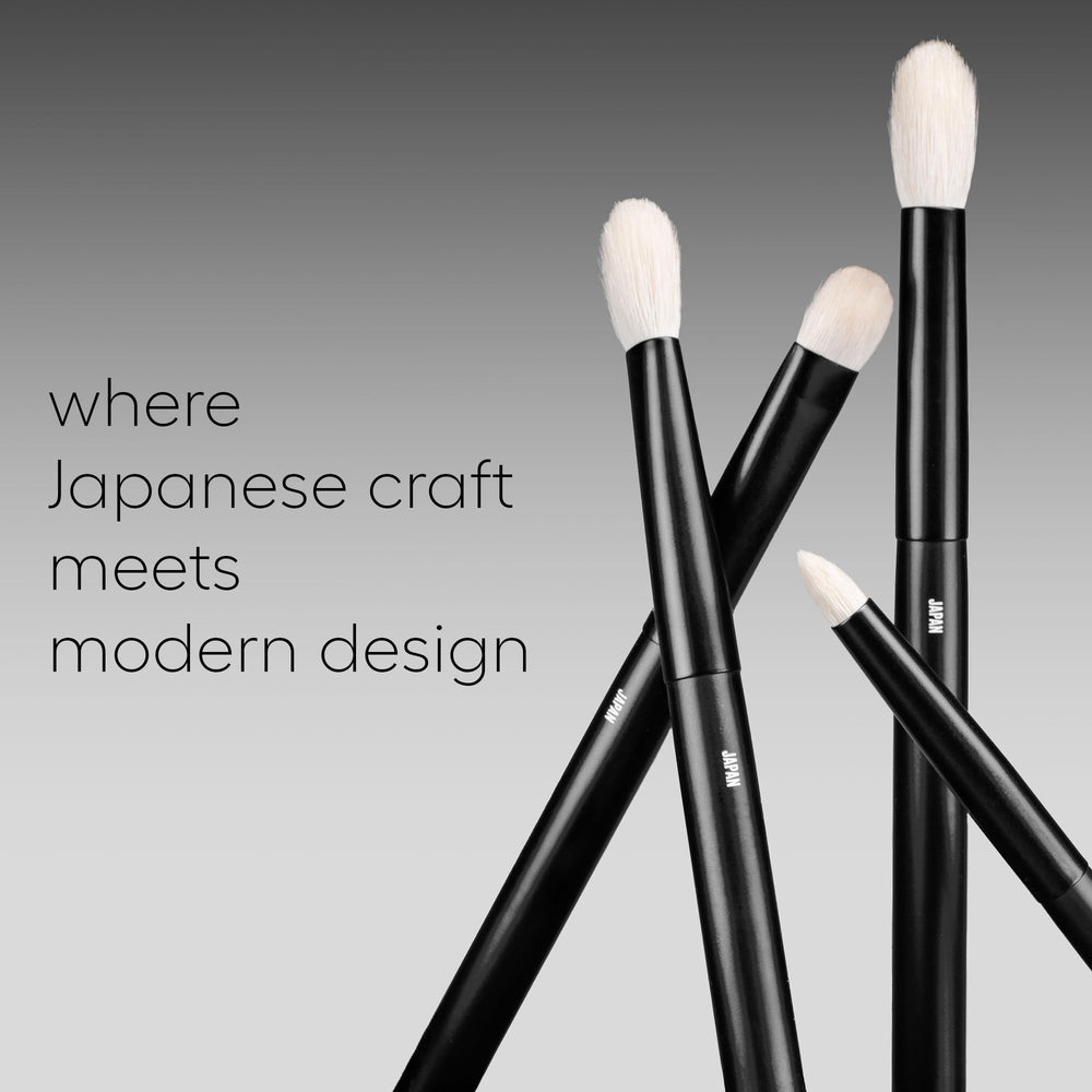 rephr The Core Eye Set brush 15 crease allows smooth, diffused transitions in the crease.