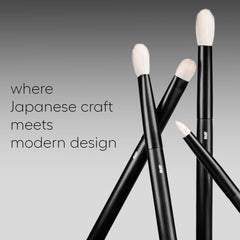 rephr The Core Eye Set brush 15 crease allows smooth, diffused transitions in the crease.