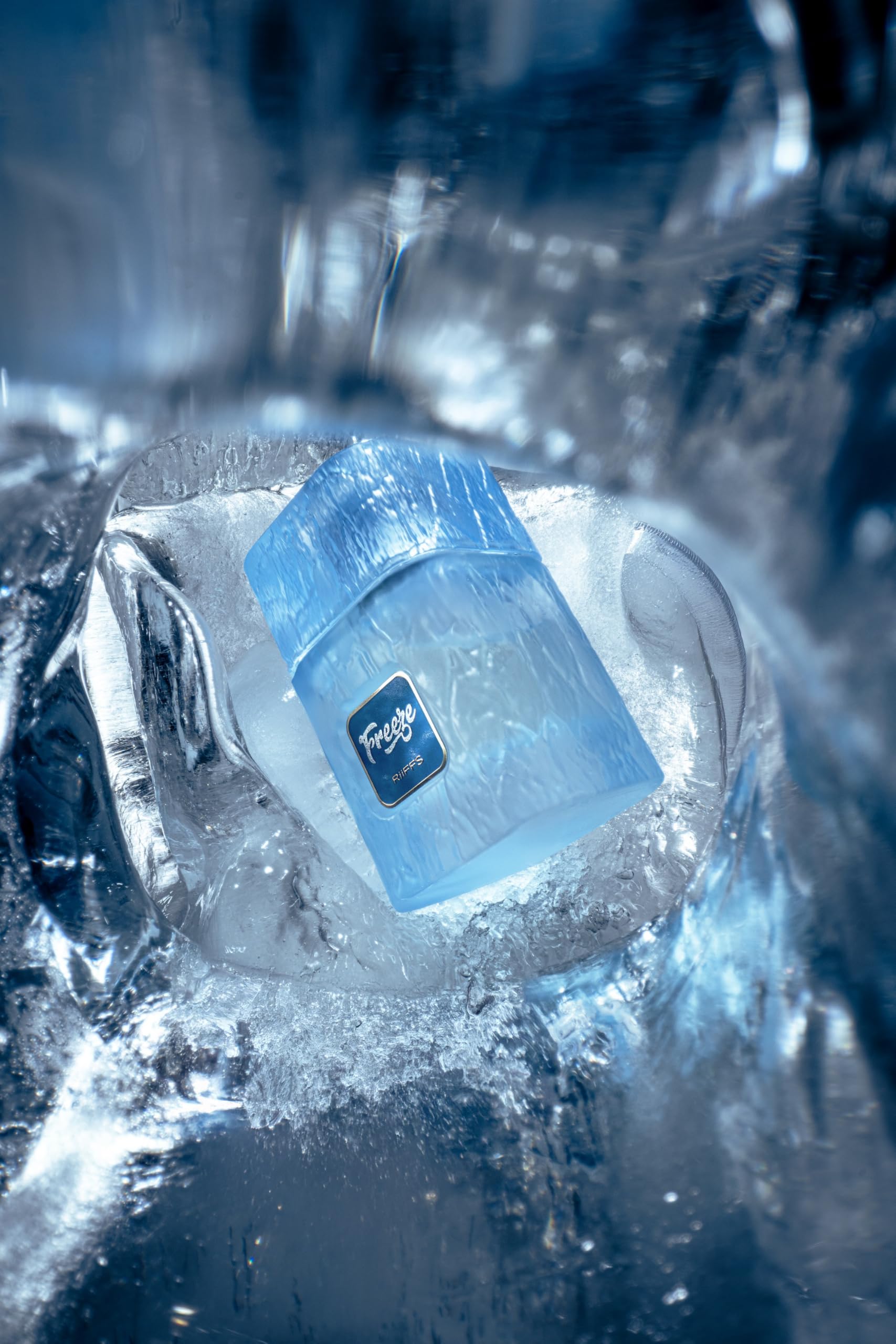 RiiFFS PARFUMS Freeze Extrait de Parfum mist close-up highlights minty opening for instant refresh