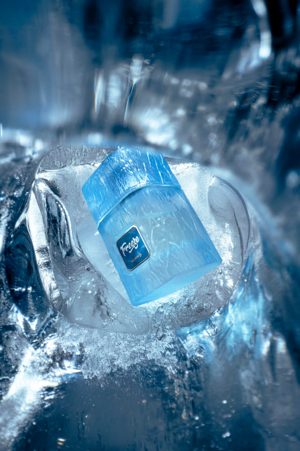 RiiFFS PARFUMS Freeze Extrait de Parfum mist close-up highlights minty opening for instant refresh