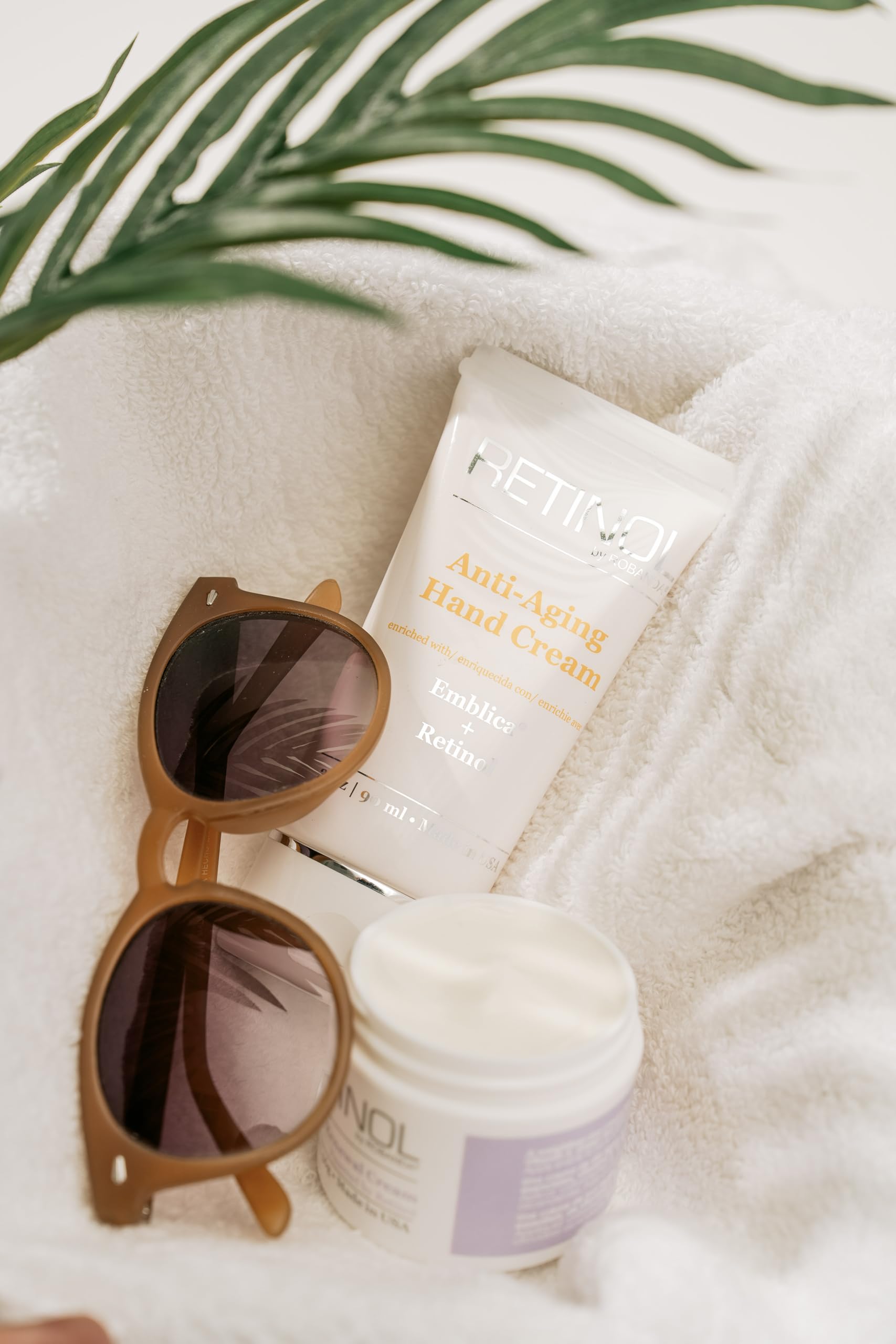 Robanda Retinol hand cream applied on skin demonstrates quick absorption and smoothing feel.