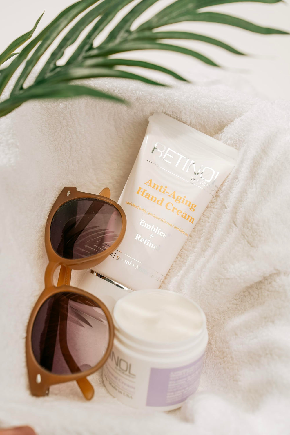 Robanda Retinol hand cream applied on skin demonstrates quick absorption and smoothing feel.