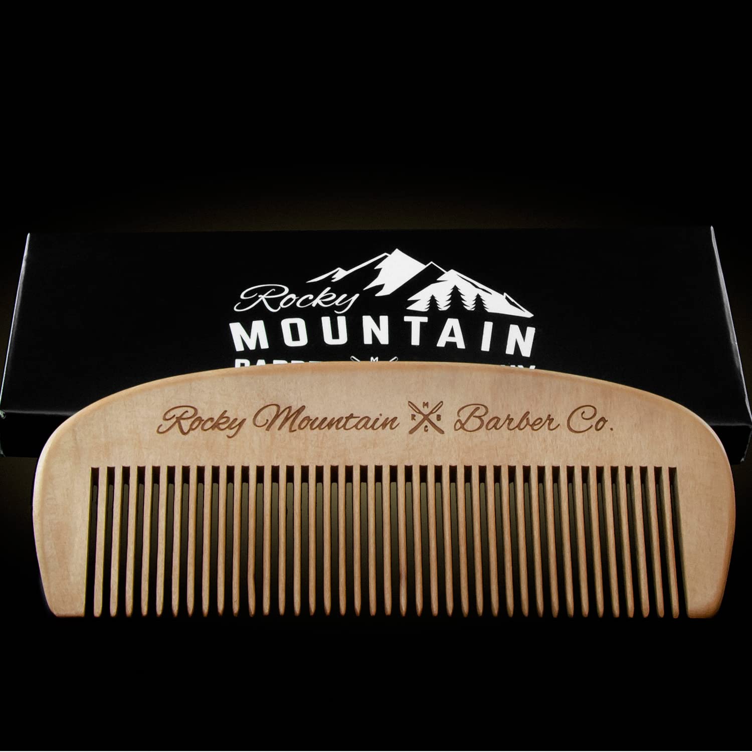 Rocky Mountain Barber Company peine de madera para barba con detalle.