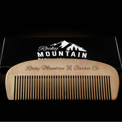 Rocky Mountain Barber Company peine de madera para barba con detalle.