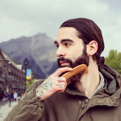 Rocky Mountain Barber Company peine de madera para cabello con acabado suave.