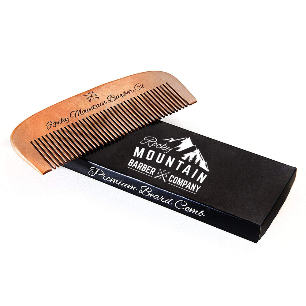 Rocky Mountain Barber Company peine de madera en mano para uso diario.