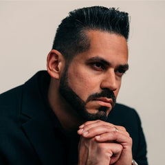 Rolda Black Pomade hands applying pomade demonstrate easy wash-out water-based use.