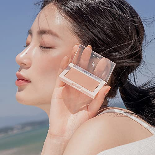 romnd Better Than Cheek Pear Chip applied on cheek demonstrates pore-minimizing blurring effect.