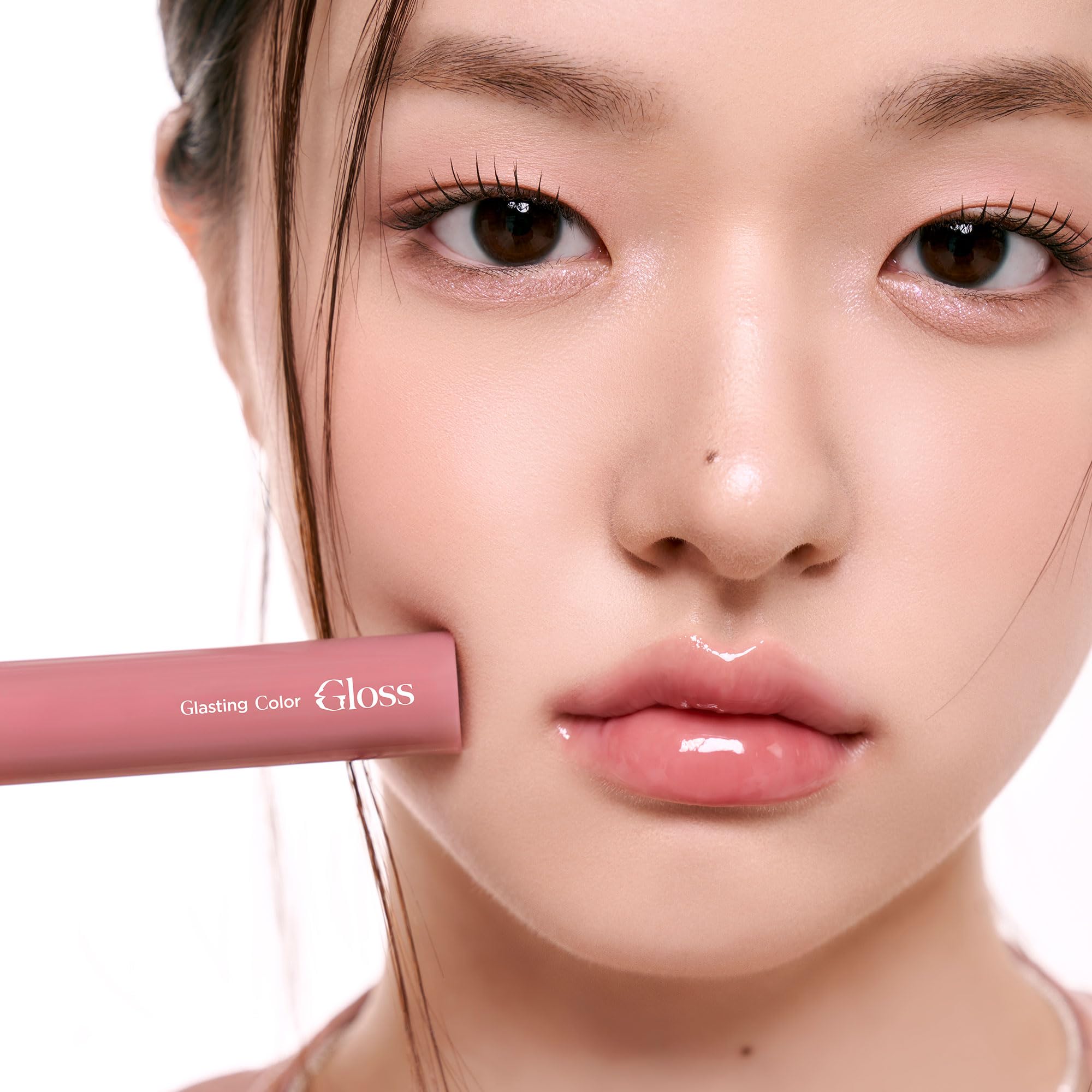 rom&nd Dim Mauve on lips demonstrates a natural tint for daily looks