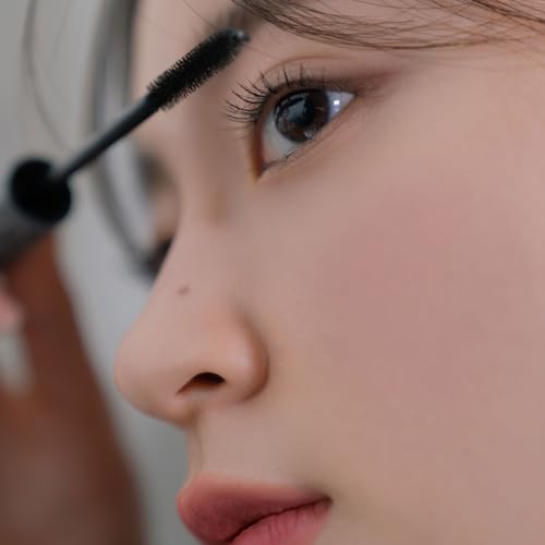 rom&nd HAN ALL FIX MASCARA V01 waterproof test closeup demonstrates sweat and humidity resistance.