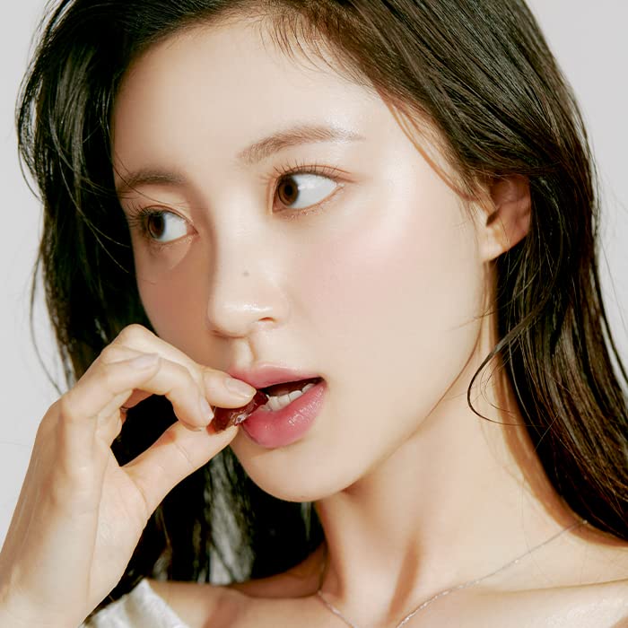 rom&nd Juicy Lasting Tint Bare Grape on lips emphasizes glossy finish and MLBB look.