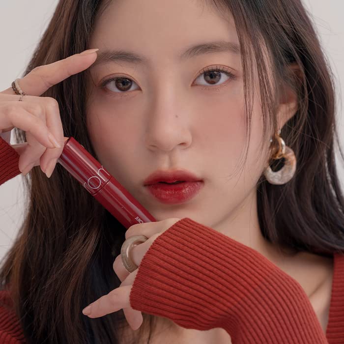 rom&nd Juicy Lasting Tint Deep Sangria lip closeup shows rich pigment and smooth contour.