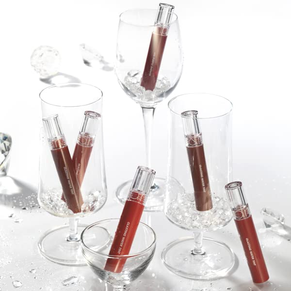 rom&nd Massive Lip Oil on lips displays natural glow and softened edges.