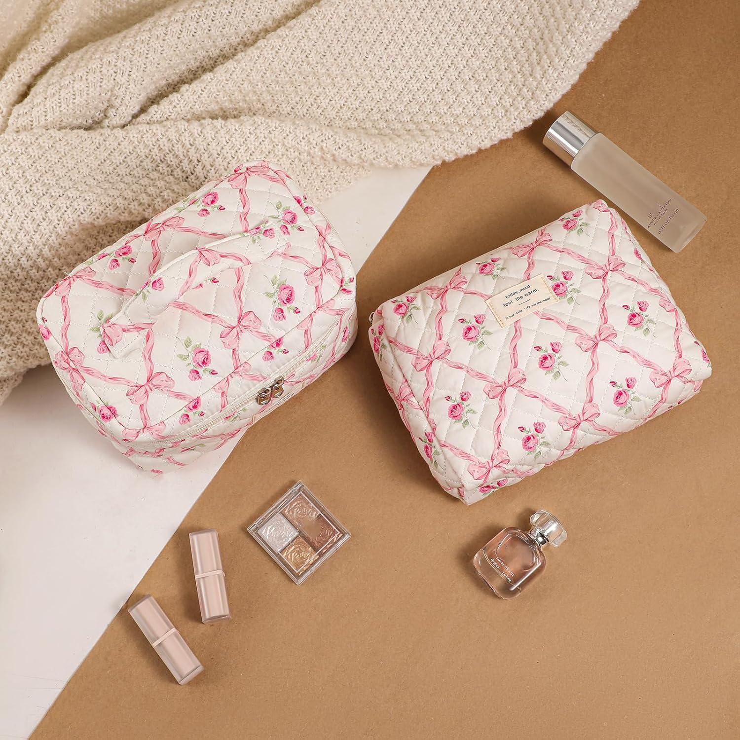 RSRSLEII travel cosmetic bag helps keep items organized on the go.