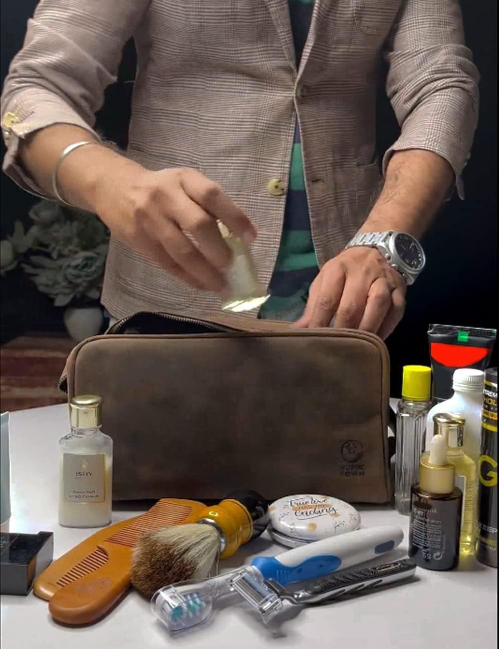 RUSTIC TOWN toiletry bag with side leather handle for easy carry during travel.