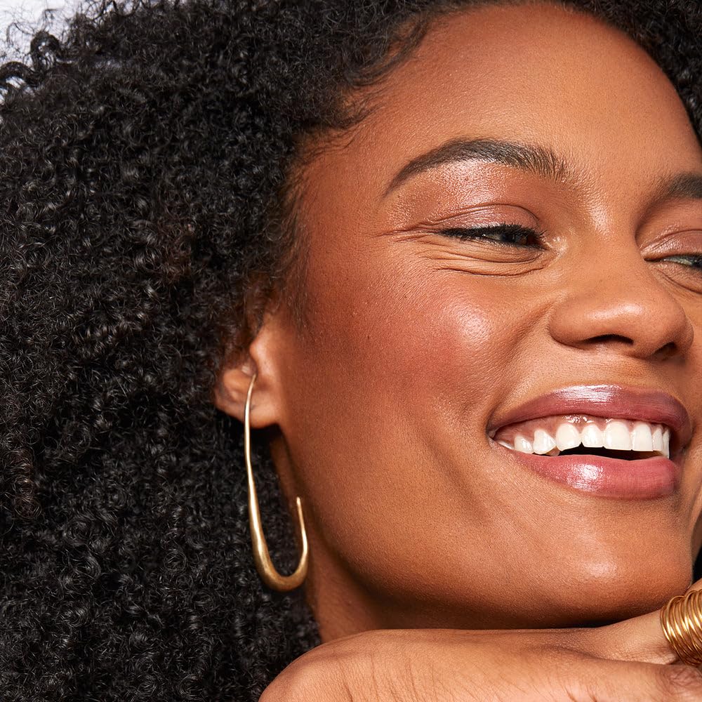 Saie The Big Liquid Foundation Brush delivers a seamless finish on skin
