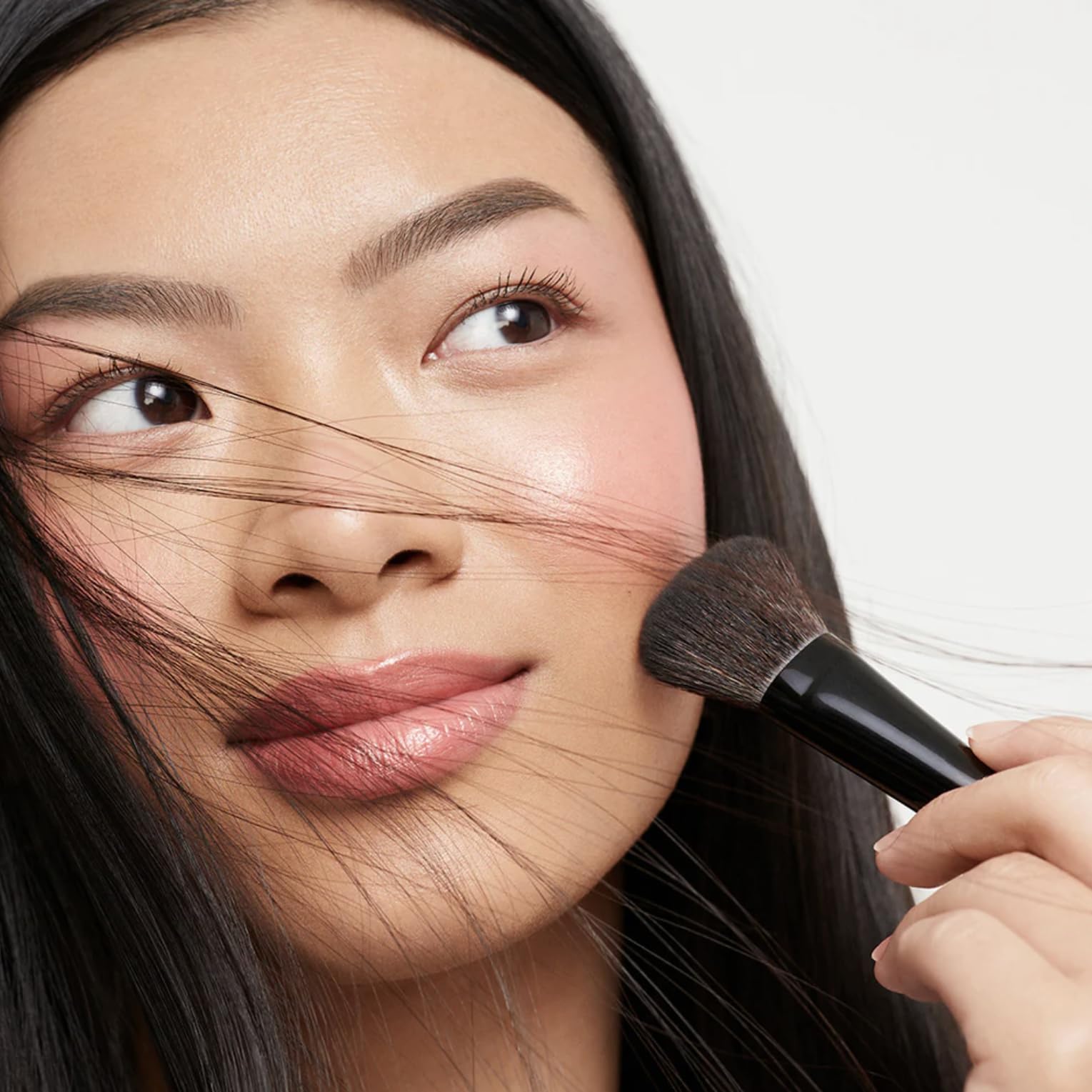 Saie The Double Brush ultra-soft synthetic bristles deliver smooth application.
