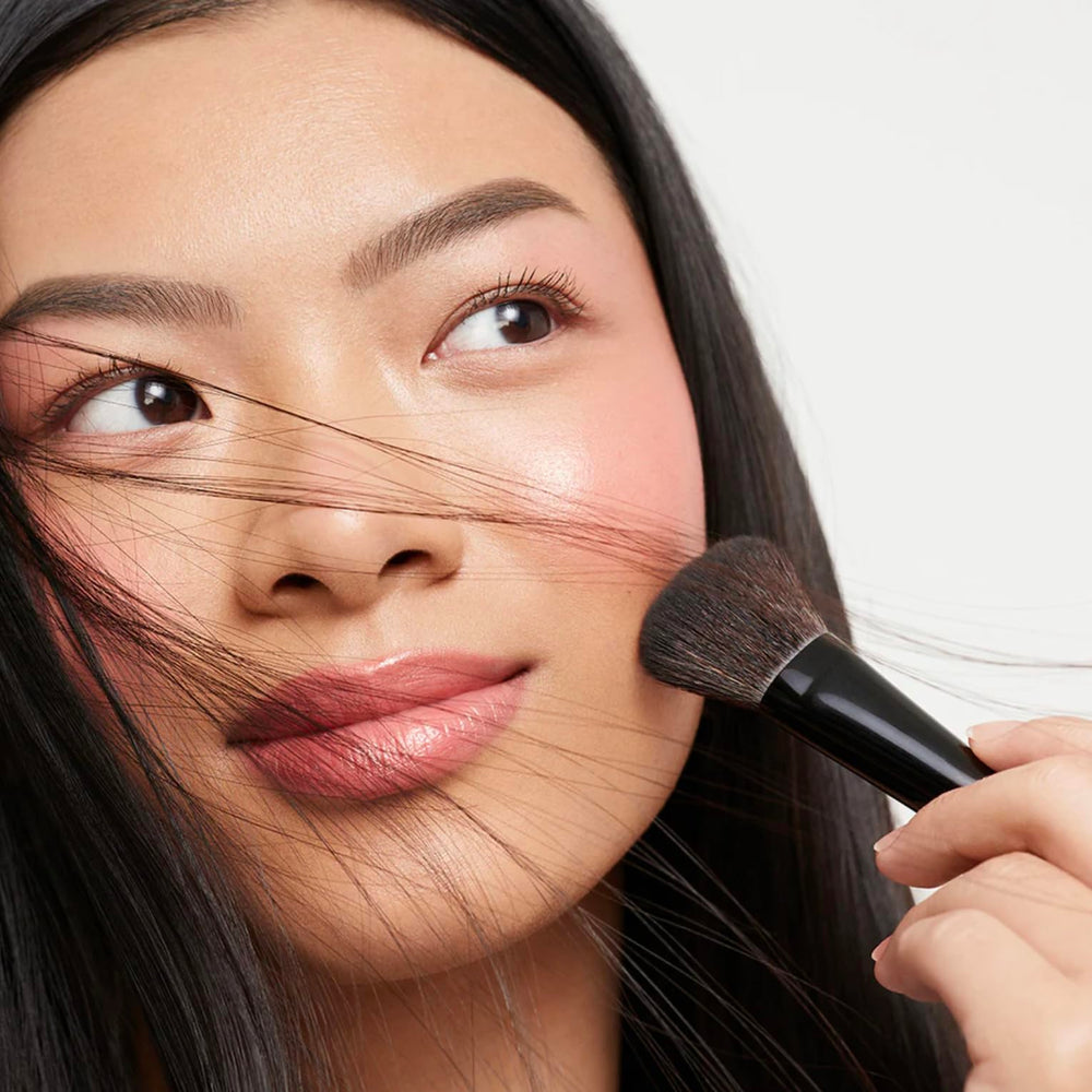 Saie The Double Brush ultra-soft synthetic bristles deliver smooth application.
