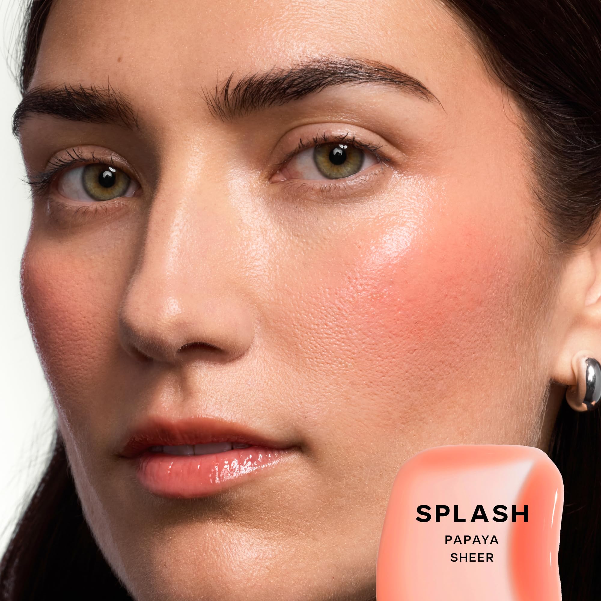 Saie Glossybounce doe-foot applicator closeup, precise application for even glossy coverage