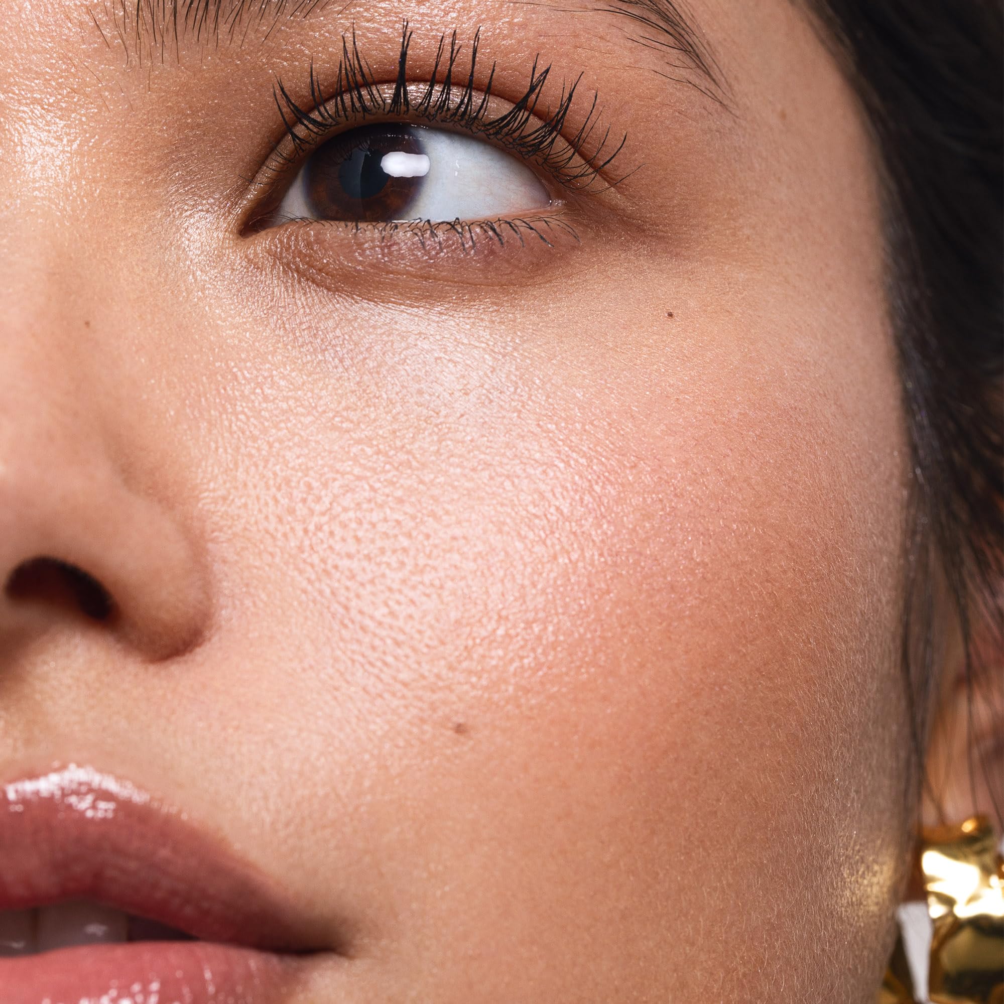 Saie Mascara 101 buildable volume shot highlighting thicker lashes