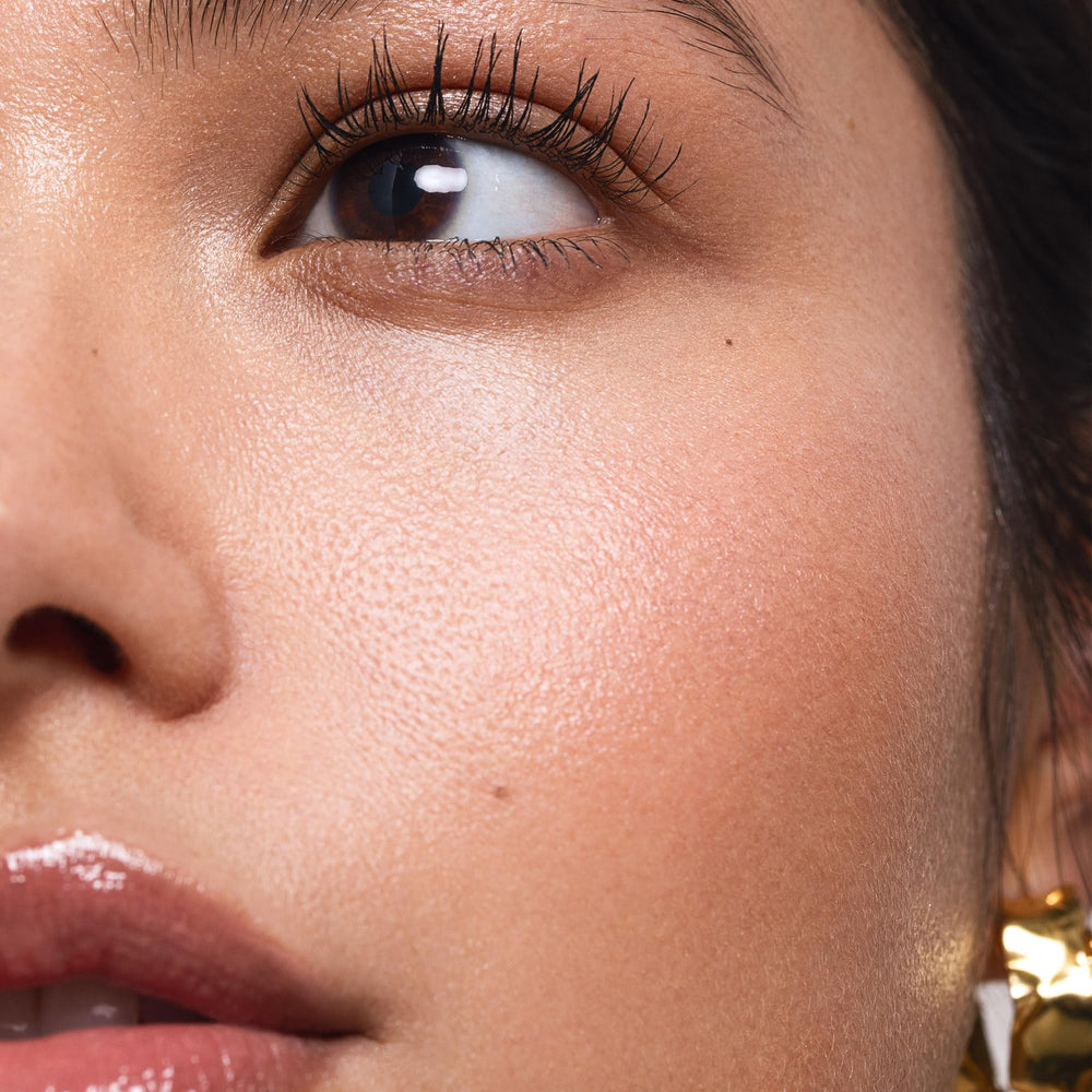 Saie Mascara 101 buildable volume shot highlighting thicker lashes