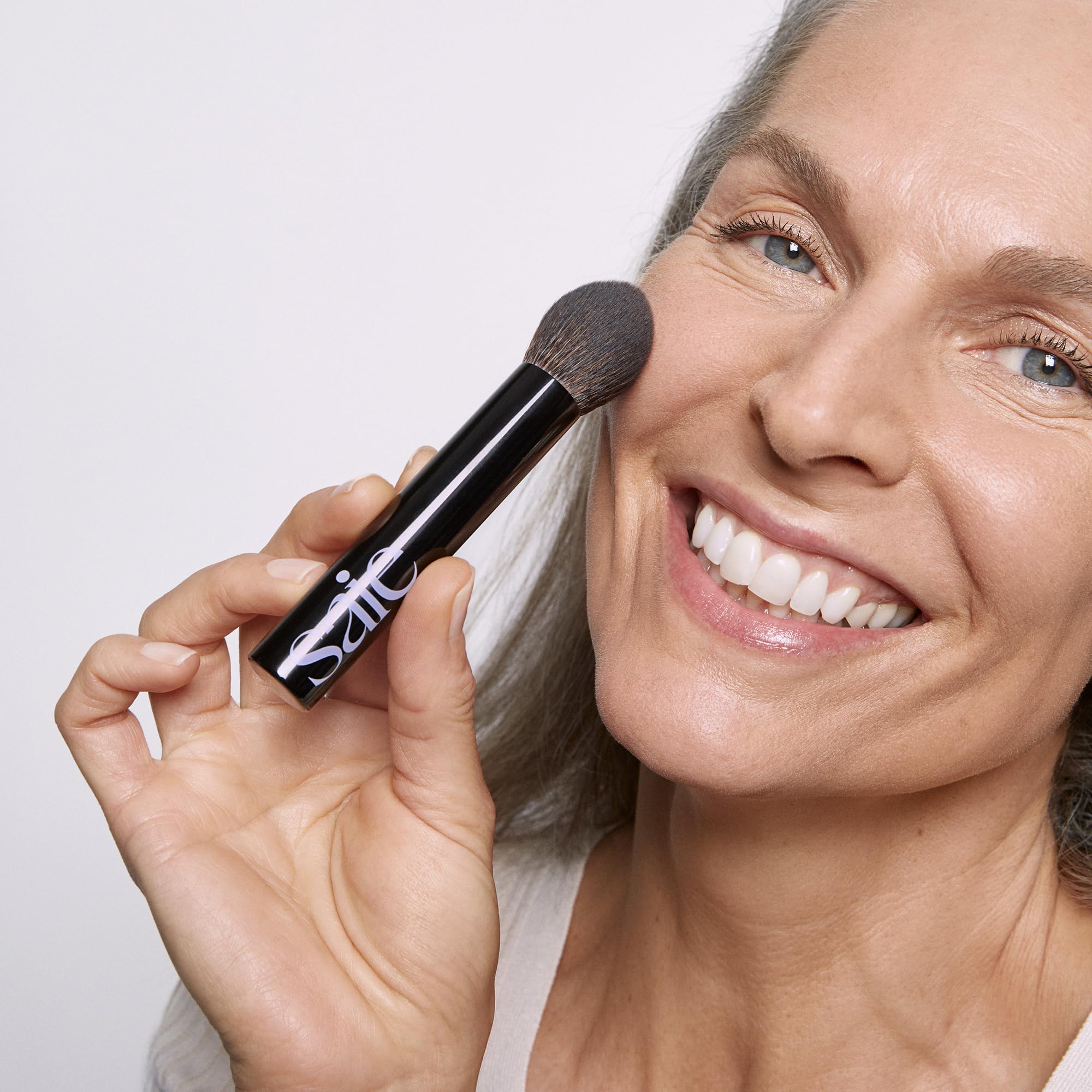 Saie The Fluffy Brush ultra-soft bristles for a flawless, diffused powder look.