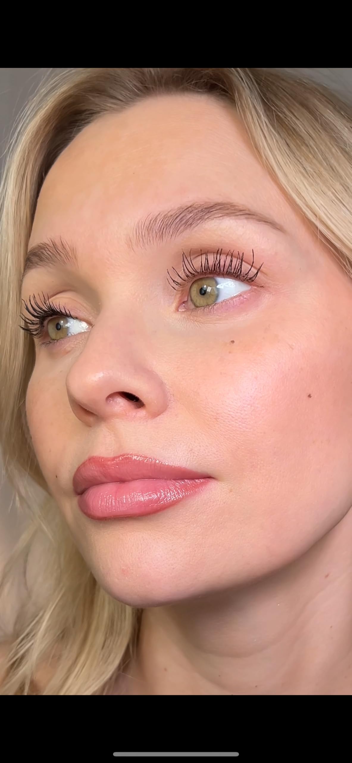 Sandstone Scandinavia mascara eye look ready displays bold lashes with everyday wearability.