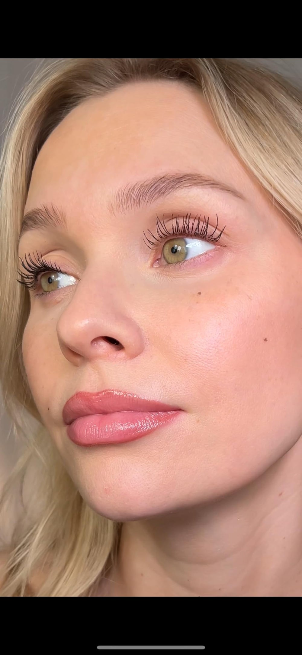 Sandstone Scandinavia mascara eye look ready displays bold lashes with everyday wearability.