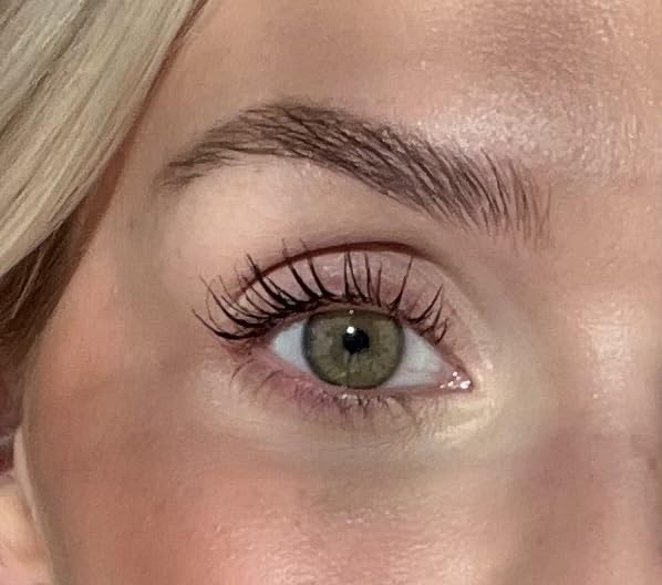 Sandstone Scandinavia mascara wand application demonstrates smooth coating and lengthening potential.