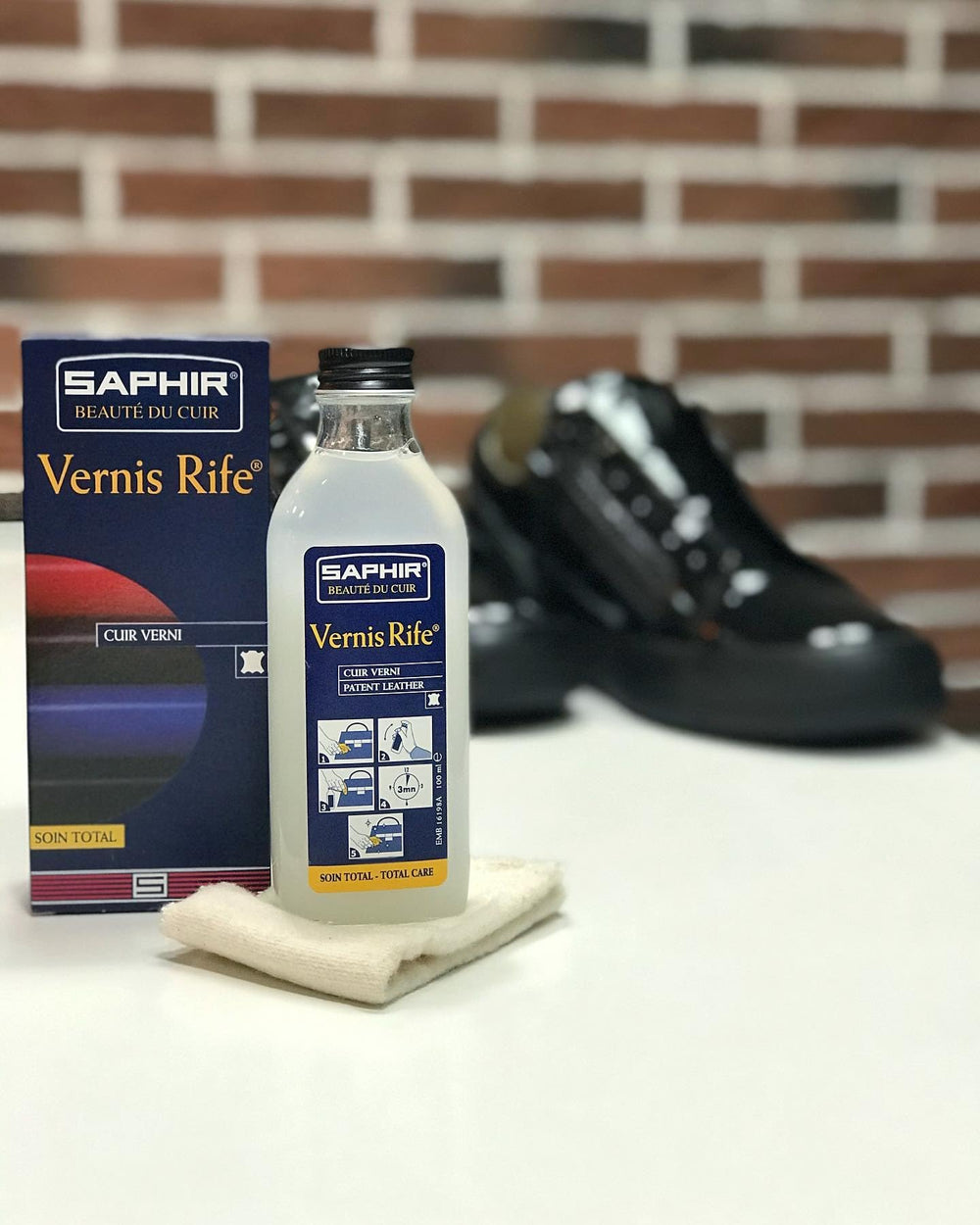 SAPHIR Vernis Rife crevices brush helps remove residues