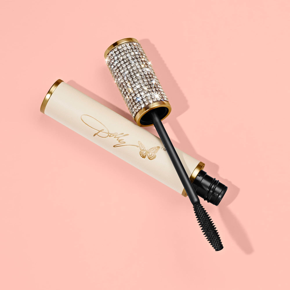 SCENT BEAUTY Dolly-Eyes Mascara waterproof wear test showing smudge resistance.