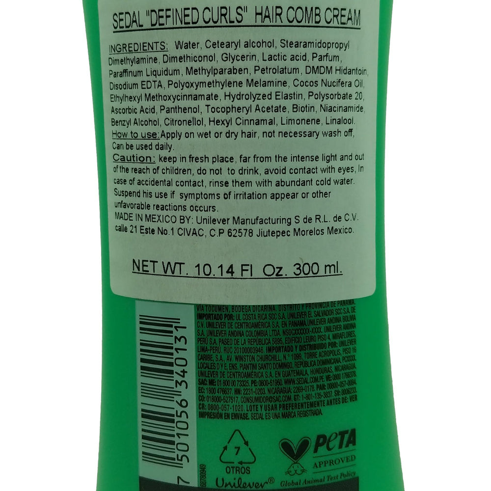 Sedal Rizos Definidos frizz-control application demonstrating lasting hold.