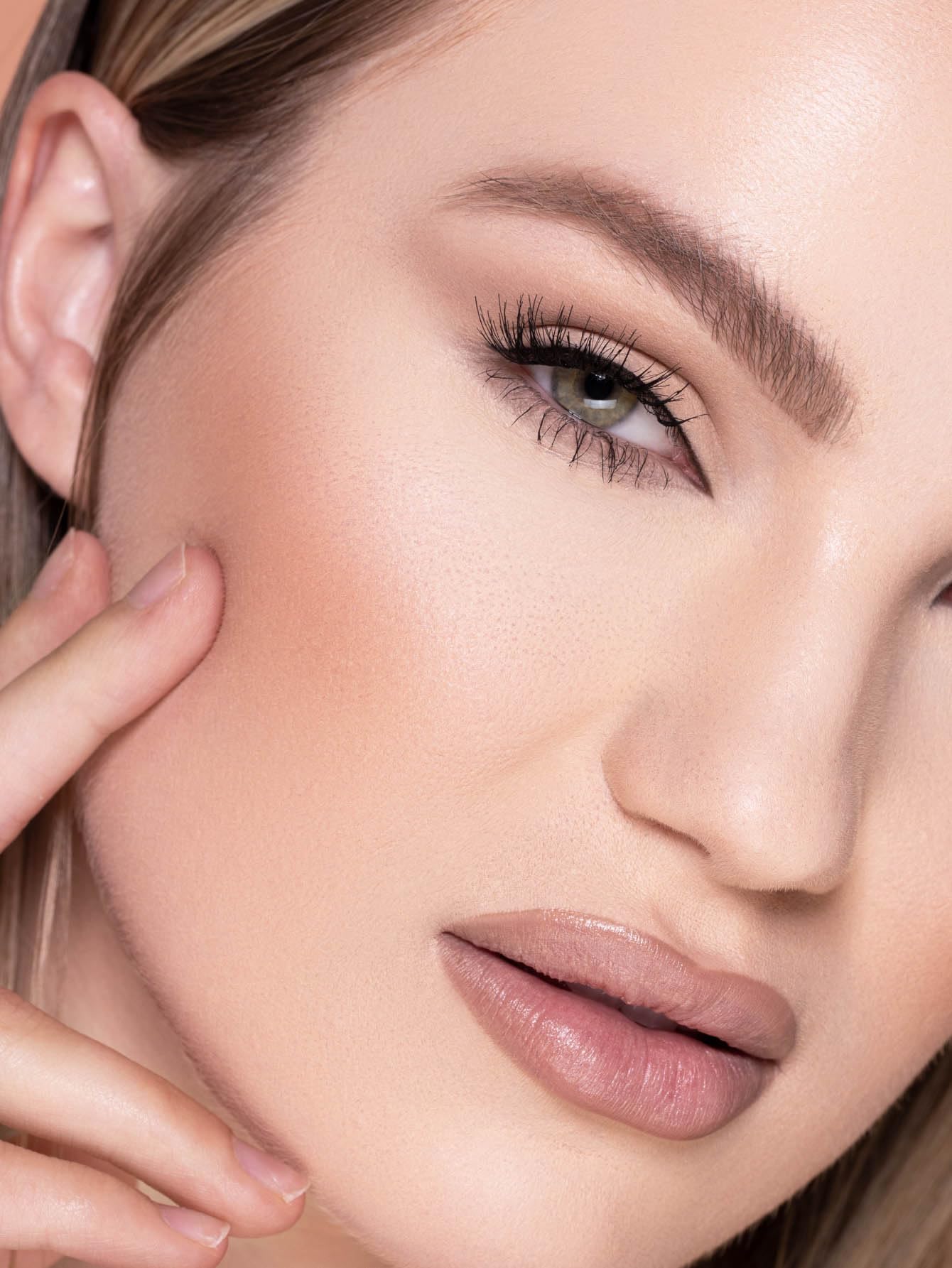 SHEGLAM foundation Porcelain packaging—compact and travel-friendly design.