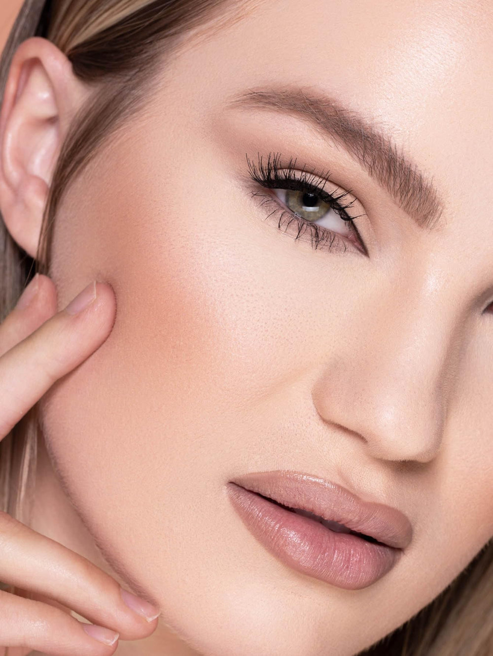 SHEGLAM foundation Porcelain packaging—compact and travel-friendly design.