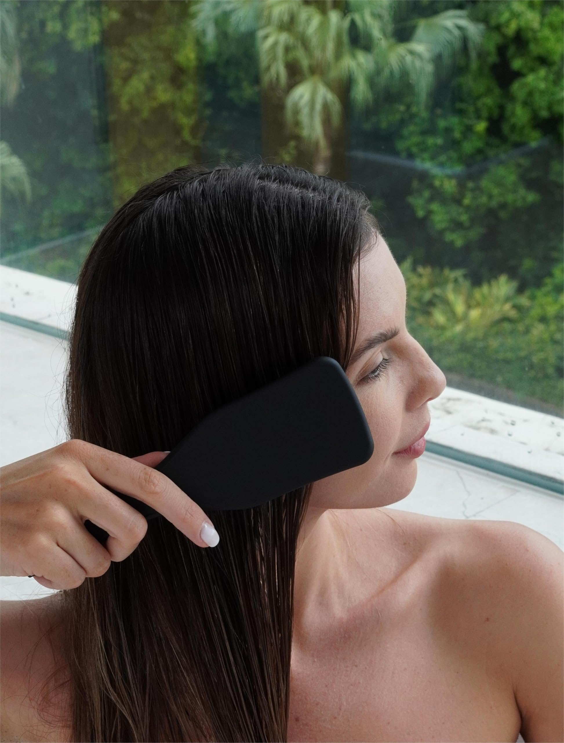 SHINLEA detangler brush-all-hair-types suits long, curly, and straight hair.