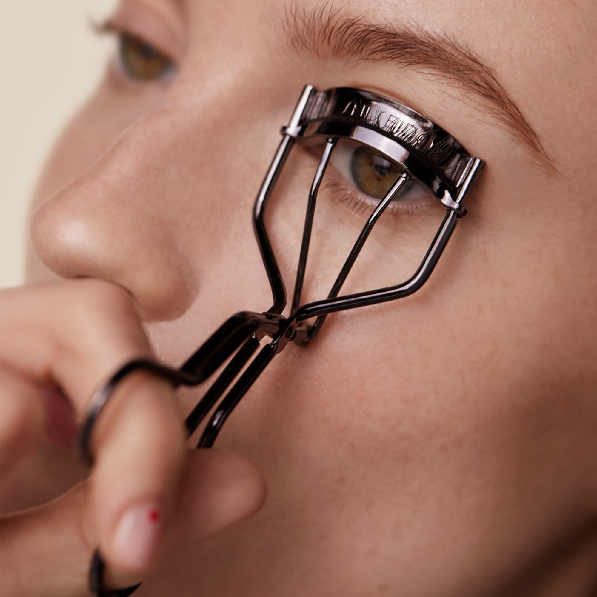 Shiseido Eyelash Curler ergonomic design emphasizes comfortable control