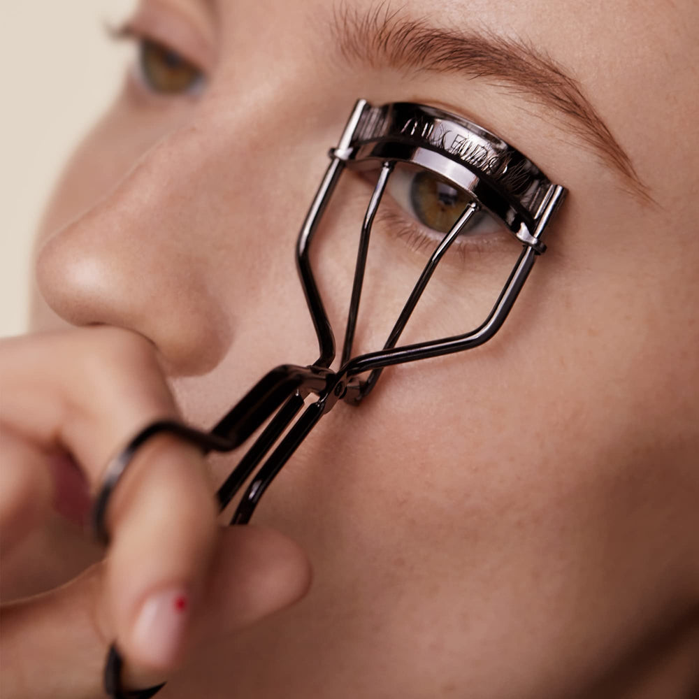 Shiseido Eyelash Curler ergonomic design emphasizes comfortable control