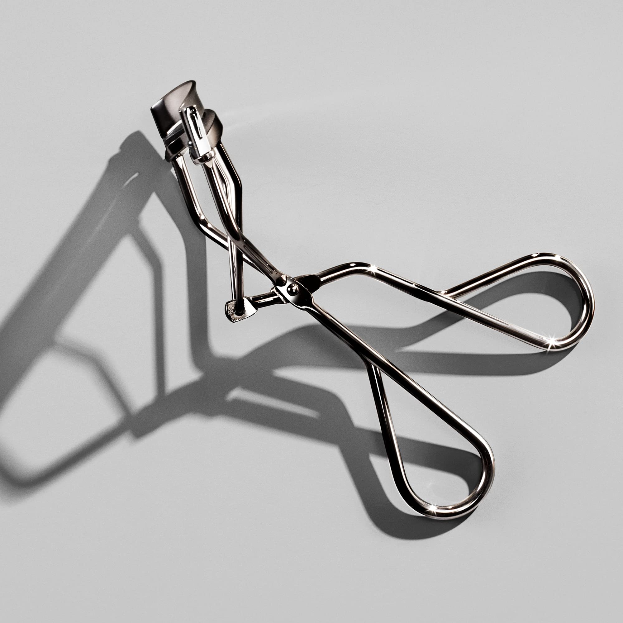Shiseido eyelash curler full-fringe shot showcases eye-framing effect