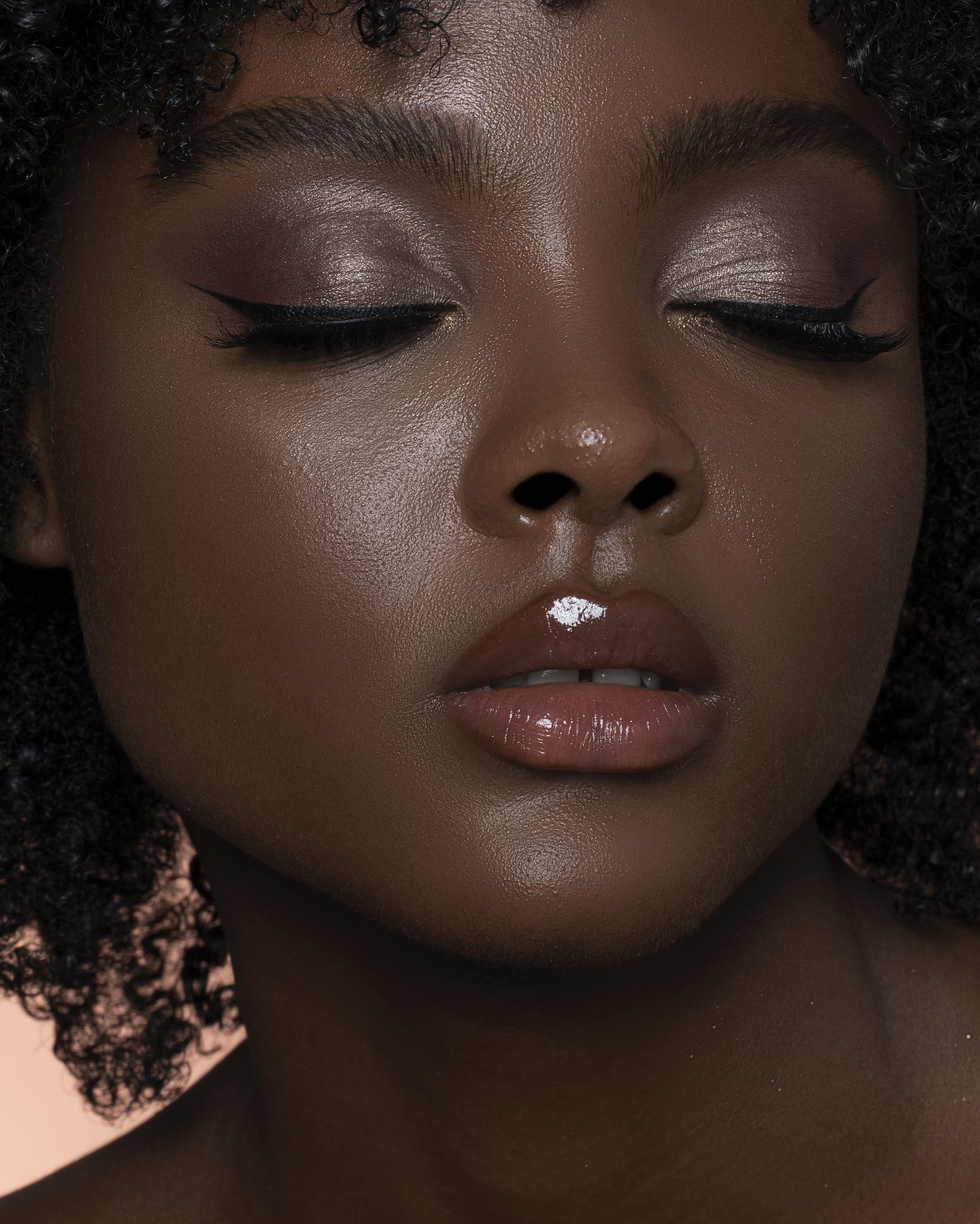Sigma Beauty E38 eyeshadow lid blend showing precise crease application.