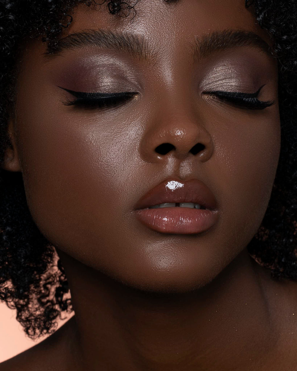 Sigma Beauty E38 eyeshadow lid blend showing precise crease application.