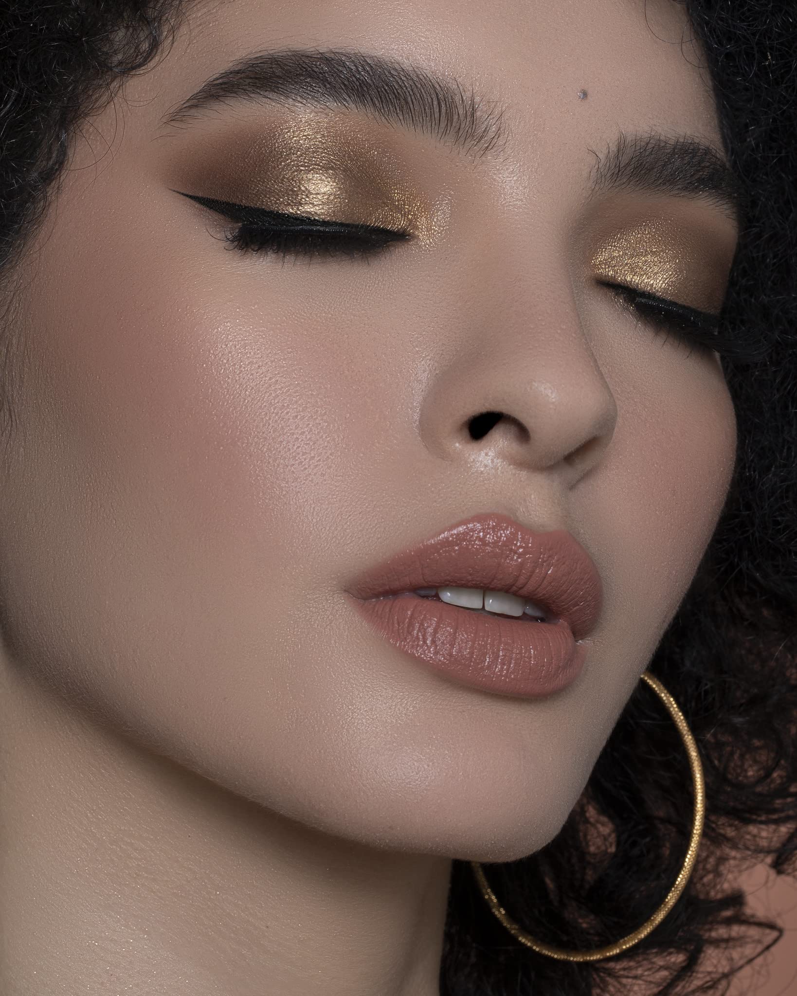 Sigma Beauty E38 skin-safe fibers reduce product absorption during use.