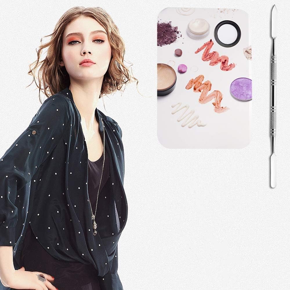 Makeup artist using Sinen palette showing professional control and hygiene benefit